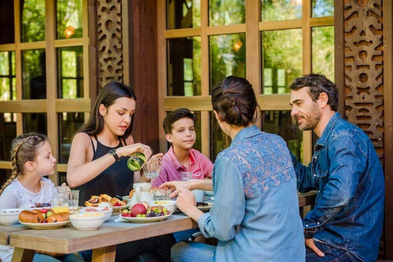 Frühstück auf der Terrasse inmitten des Waldes