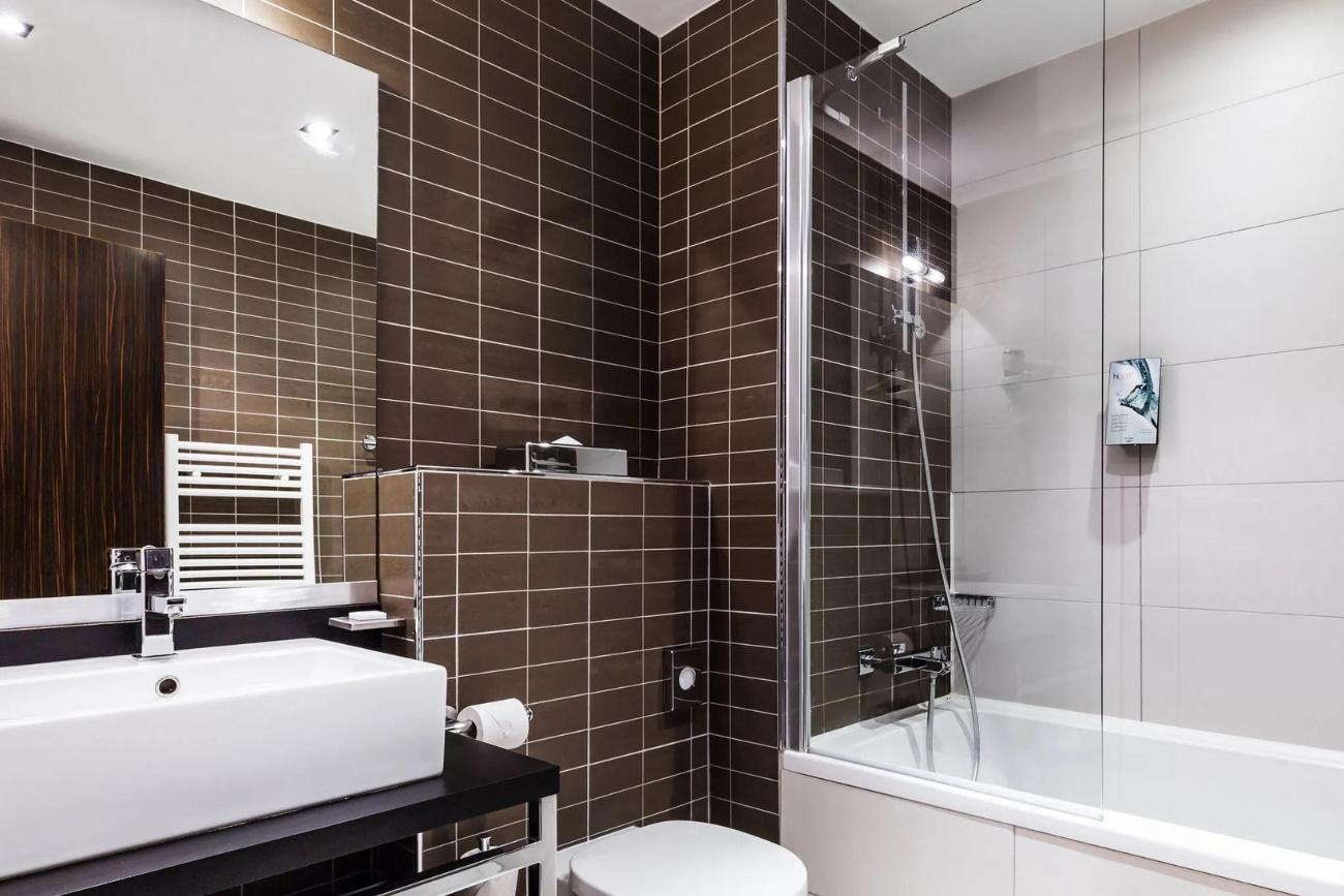 Vernieuwde badkamer met bad in douche combinatie
